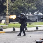 Como en el 2001 la calle se convirtió en un caos, un fotografo lucha por su vida