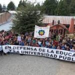 «Cambalache Facultural» en el CRUB: arte y lucha por la educación pública